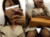 (電車対面）(顔出し)ミニタイトスカートから…えっちな黒パンストあんよをむき出しにするOLさんを観察してみました!!