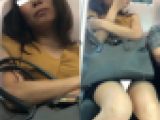 (電車対面）(顔出し)むき出しのパンストあんよを悩ましく動かして…男の視線を挑発するセミロングOLさんを観察してみました!!