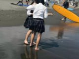 海辺で遊ぶCちゃんの透けブラ