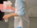 来場者に水を配るコンパニオン2015ドラッグストアショー【動画】イベント編 902