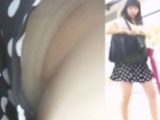 [★新作][★顔出し]パンチラ盗撮 女子大生 キュロットの股の隙間からベージュのパンツを接近撮影