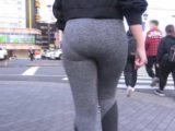 【即撮影】２０代前後の女性　ピタッとしたランニングウェアから下着が浮き出るほどのデカ尻