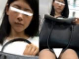 (電車対面）(顔出し）お鞄の取っ手を越えて…ミニタイトでパンストあんよを厭らしくひらく美人OLさんの無防備なお股を観察してみまし