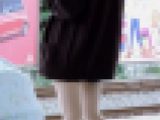 駅のホームでスマホをいじっている女の子生脚私服姿【動画】街撮り編 1004