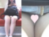 [4K動画][顔出し]超かわいい美女のミニスカデニムがまくれて薄ピンクパ〇ツさらに見せてくれてます[ドアップあり]電車からの風景
