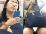 (電車対面）(顔出し）頭を突っ込んで…くんくん…クンクン…変態行動を妄想させる…人妻OLさんのいやらしいお股を観察してみました!