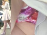 [★顔出し]パンチラ盗撮 ミニスカギャル 花柄パンツが電車内で丸見え