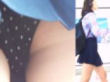 [★顔出し]パンチラ盗撮 女子大生 超ミニスカから黒地に白の水玉パンツ丸見え