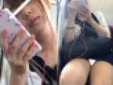 (電車対面）(顔出し）あどけないお顔しちゃっているけど…ときおり見せるエッチなくちびるが妙に大人っぽいOLさんを観察してみました