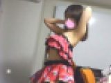 【隠し撮り】現役イベコン美少女のコスプレ着替えを撮影！