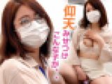 【同僚撮影バレ！！】四つん這いと開脚で美巨乳・はみ肉大解放！！！【仰天見せつけ】