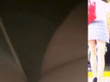 パンチラ盗撮 モデル系女子 超ミニスカの中の黒パンツの股間に接近