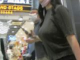 すれ違う男はガン見する揺れ揺れ巨乳娘