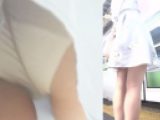 パンチラ盗撮 OLさん 白パンツを電車内で無理やり撮影