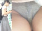 [★顔出し]パンチラ盗撮 女子大生 グレーの生パンツに超接近