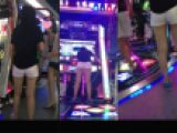 音ゲーをしてるショーパン娘