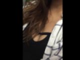 巨乳ギャルの谷間胸チラ