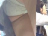 [★顔出し]パンチラ盗撮 OLさん グレーの縞パンツを電車内でこっそり接近撮影