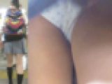 パンチラ盗撮 制服女子 白い水玉柄パンツ丸見え