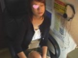 清楚系のお姉さんが指でクチュクチュ　ネットカフェでコッソリやってるオナニー盗撮