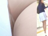 [★顔出し]パンチラ盗撮 OLさん 白いTバックがキュロットの隙間からチラ見え