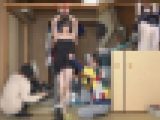 美脚をクネクネさせながら押し寄せる悶絶感を我慢するお姉さん（完全オリジナル）
