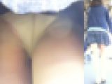 パンチラ盗撮 女子大生 白パンツが超ミニスカから丸見え
