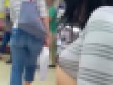 巨乳で巨尻なグラマー女子に大接近?書店で立ち読みする無防備なカラダ