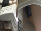 [★新作][★顔出し]パンチラ盗撮 OLさん 紺色水玉パンツを電車内でこっそり撮影