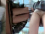 公衆の面前でパンツを直すJK