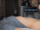 窓を全開にして、外の人気を気にしながら声が出せない状況でエッチ?