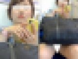 (電車対面）(顔出し)お鞄をお膝の上に行儀良くおいても…むき出しのパンストあんよをふしだらにひらいちゃうOL奥さまを観察してみま