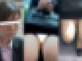 (電車対面）(顔出し)むき出しのパンストあんよが…緩んだりきゅっとなったり…えちえちタイトミニ▼をどあっぷで観察してみました!!