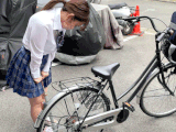 【絶景パンチラ?】青チェ女子、綿パンツ超丸見え?自転車の空気入れに夢中で可愛いお尻が…【制服女子】