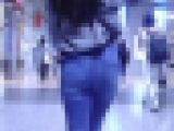 清楚かつ色っぽい美人お姉さんがスキニーデニム履いて肉厚感のある美巨尻をクネらせながら歩いてます