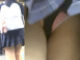 [★新作]パンチラ盗撮 制服女子 ピンクの水玉パンツがハミ出し