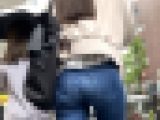 【HD縦画面】ジーンズにがっつりパン線！細いのに主張するお尻