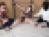 眉間にシワを寄せて力強く抵抗するも両手拘束じゃ何にも出来ずにただただ暴れる発狂お姉さん（完全オリジナル）