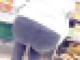 【20代の巨尻】低身長スーパーアルバイトさんデカい尻を突き出して商品補充w 客の男はやらしいケツを視●w【4K】