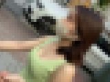 緑のタンクトップからエッチな巨乳の谷間がこんにちは。