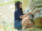 ショッピングを楽しむ私服女子のミニスカを覗き込んでみた動画