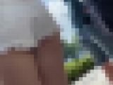 白いカットオフパンツからプリンプリンの肉尻がこぼれます・・・