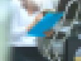 バレ・・・ている？　ぺたん座りお姉さんが不思議そうにこちらを見ています