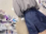 お買い物中の膝丈ミニスカ女子は重ね履きに脇からチラ見せの白生Ｐが！ J37Ds-4K