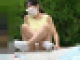爽やかな夏空の下、お友達？とゲームに夢中な女の子の魅惑の股中の白