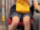 【再販】勉強に励む制服美女の対面ミニスカに遭遇そして密着撮