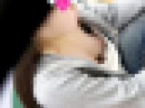 客で賑わう日曜日のS県ショッピングセンターで通行人に見えてしまいそうな上向き薄色ピンク神乳首