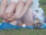 公園パンチラ１５　緑の芝生に黄色のパンツ?人目を気にしない系な彼女