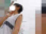 バス停で出会ったスマホゲームに夢中な女子のぷっくり胸を覗く