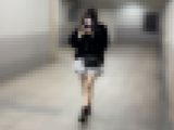 【逆さ撮り】黒のファーに白いスカートを身につけた女の子の白パンティ